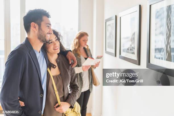 people admiring art in gallery - couple museum foto e immagini stock