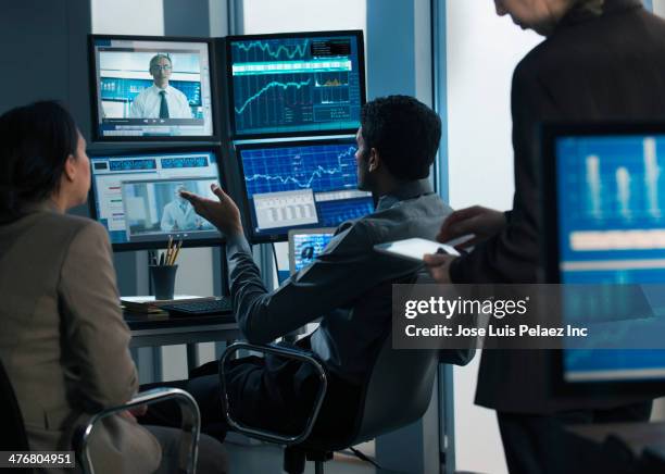 business people working in video conference - forecasting stock photos et images de collection