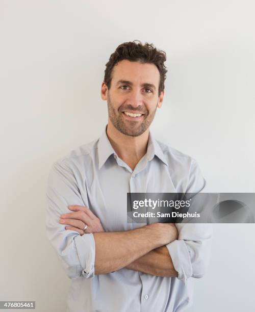 hispanic businessman smiling - homme fond blanc photos et images de collection