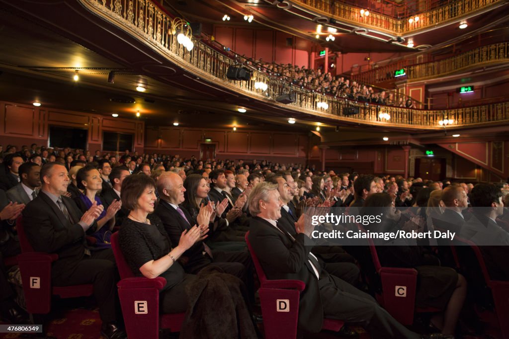 Pubblico che applaude a teatro