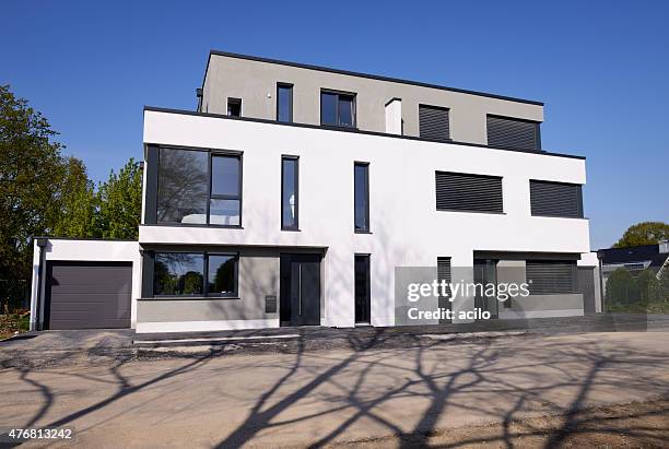 nouveau semidetached house - maison jumelée photos et images de collection