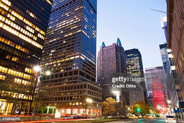 park avenue at dusk, new york city, usa - park avenue manhattan fotografías e imágenes de stock