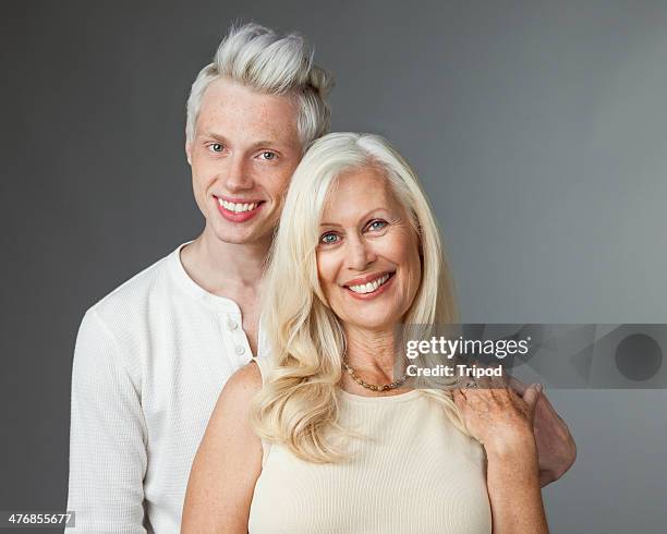 adult son standing behind mature mother portrait - older woman younger man - fotografias e filmes do acervo