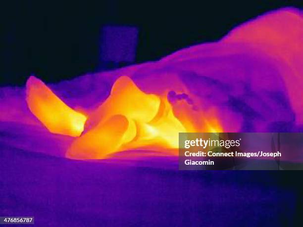 thermal image of young couple in bed - thermal image photos et images de collection