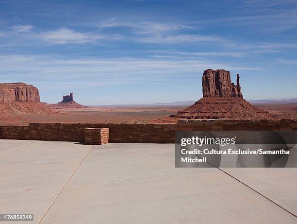 viewing platform and the mittens, monument valley, navajo tribal park, arizona, usa - sandstone wall stockfoto's en -beelden