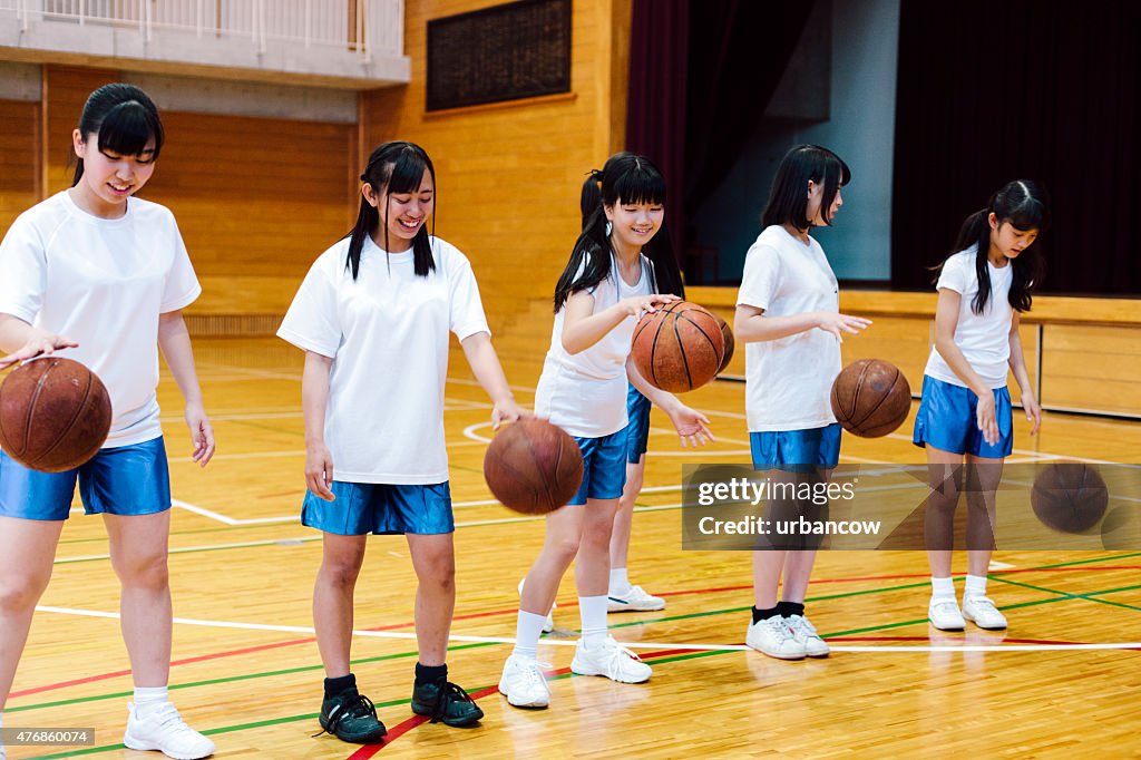 日本の高校ます。の体育館。女子バスケットボールチームの練習