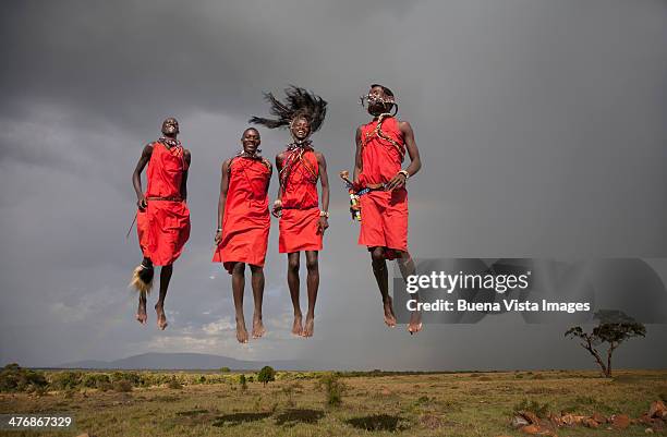 jumping masai men. - masaï stockfoto's en -beelden