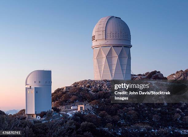 the mayall observatory sits atop kitt peak at sunset, arizona. - kitt peak observatorium stockfoto's en -beelden