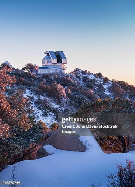 the wiyn observatory on top of snow capped kitt peak, arizona. - kitt peak observatorium stockfoto's en -beelden