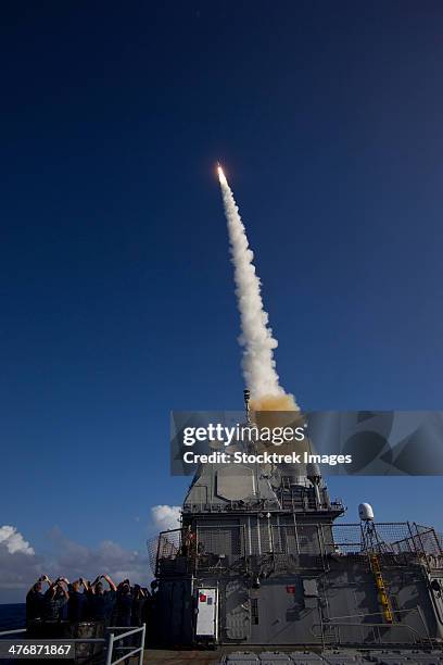 a standard missile-3 is launched from uss lake erie. - 弾道ミサイル ストックフォトと画像