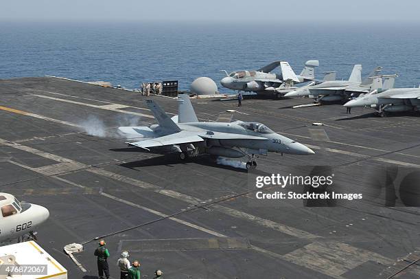 arabian gulf, july 4, 2013 - an f/a-18c hornet lands on the flight deck of the aircraft carrier uss nimitz. - landing on aircraft carrier stock pictures, royalty-free photos & images