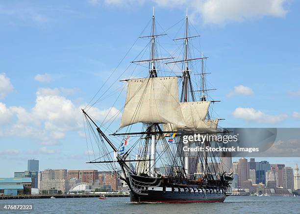 hms guerriere in the boston harbor. - uss constitution stockfoto's en -beelden