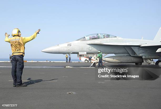Red Sea September 4 2013 An F A18f Super Hornet Prepares To Launch Off The Flight Deck Of The Aircraft Carrier Uss Nimitz, Stock-Foto