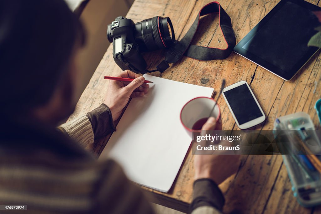 Luftaufnahme eines Nicht erkennbare person Schreiben auf Papier. Textfreiraum