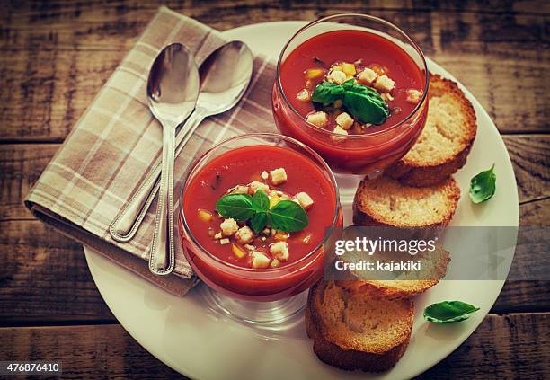 frische kalte gazpacho - gazpacho stock-fotos und bilder