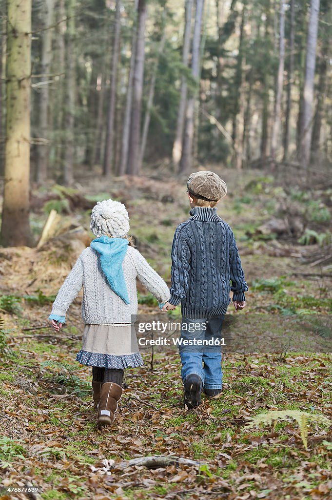 Germany, North Rhine-Westphalia, Moenchengladbach, Scene from fairy tale Hansel and Gretel, brother and sister in the woods