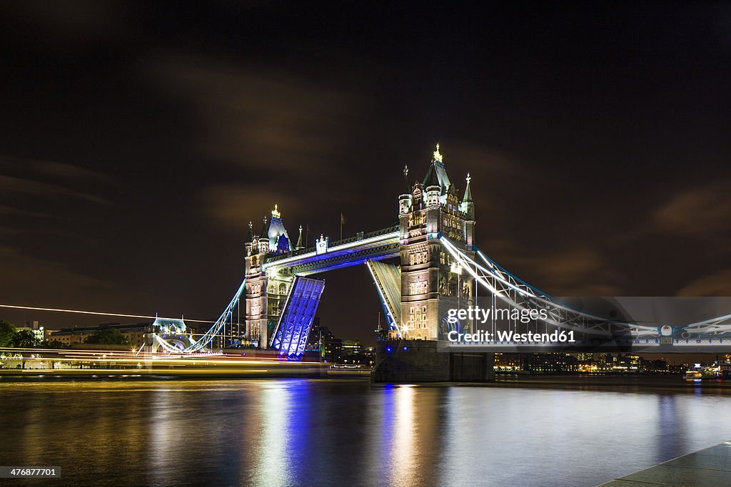 UK, London, view to illuminated Tower Bridge at night