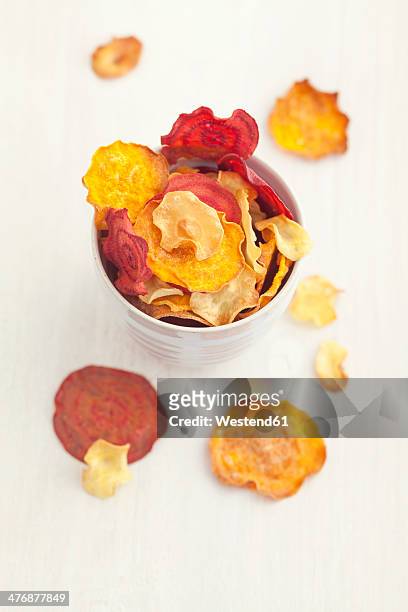bowl of roasted vegetable chips made of parsnips, sweet potatoes, beetroots, carrots and turnips - crisps stockfoto's en -beelden