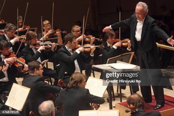 Yuri Temirkanov leading the St. Petersburg Philharmonic Orchestra in Rachmaninoff's "Symphony No. 2 in E Minor" at Carnegie Hall on Saturday night,...