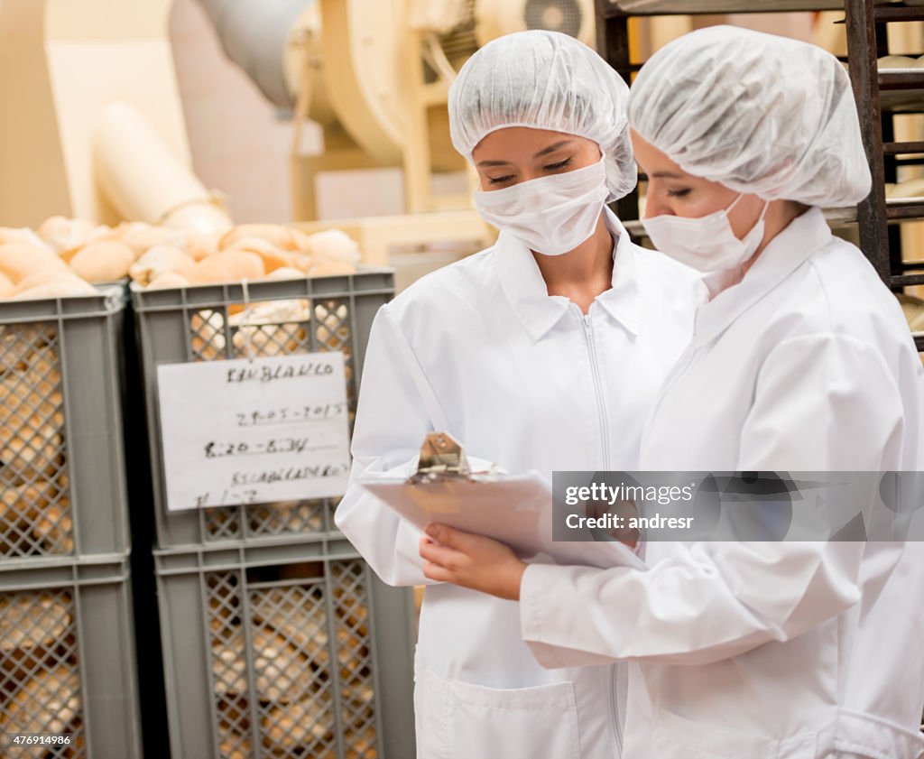 Frauen arbeiten in einem food factory 