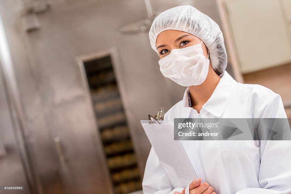 Mulher trabalhando em uma fábrica de alimentos