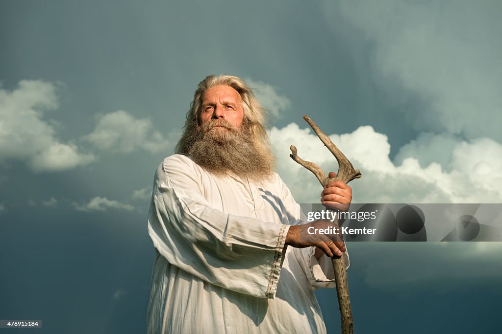 Langhaar-prophet stehen vor der dramatischen Himmel