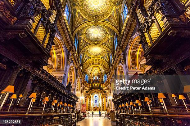 choir stalls, altar & roof, st pauls cathedral - cathedral photos et images de collection