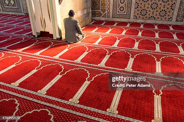 man praying, al-husseiny mosque, amman, jordan - worshipper - fotografias e filmes do acervo