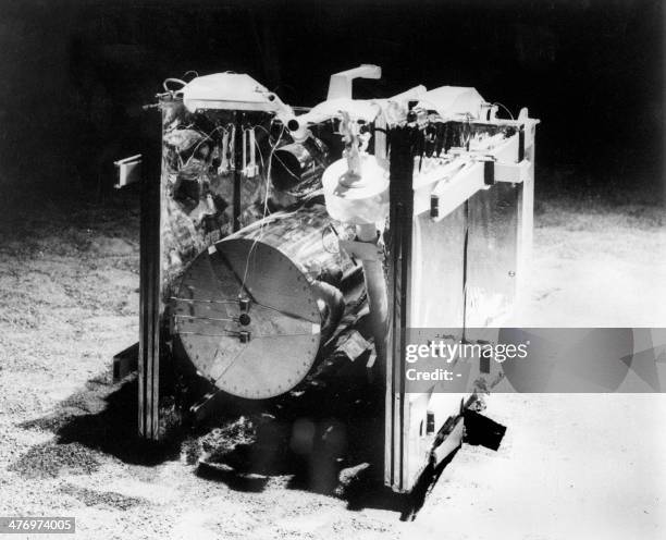 Picture of the seismograph that U.S astronauts let down on the surface of the moon during their Apollo 11 lunar mission July 1969. Vue du sismographe...