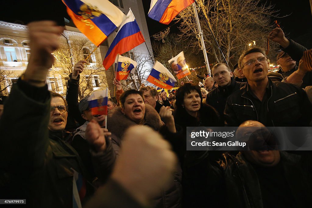 Tensions Grow In Crimea As Diplomatic Talks Continue