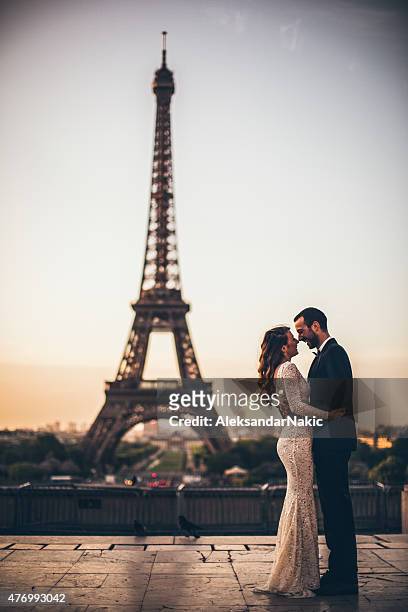 parisian wedding kiss - europe bride stock pictures, royalty-free photos & images