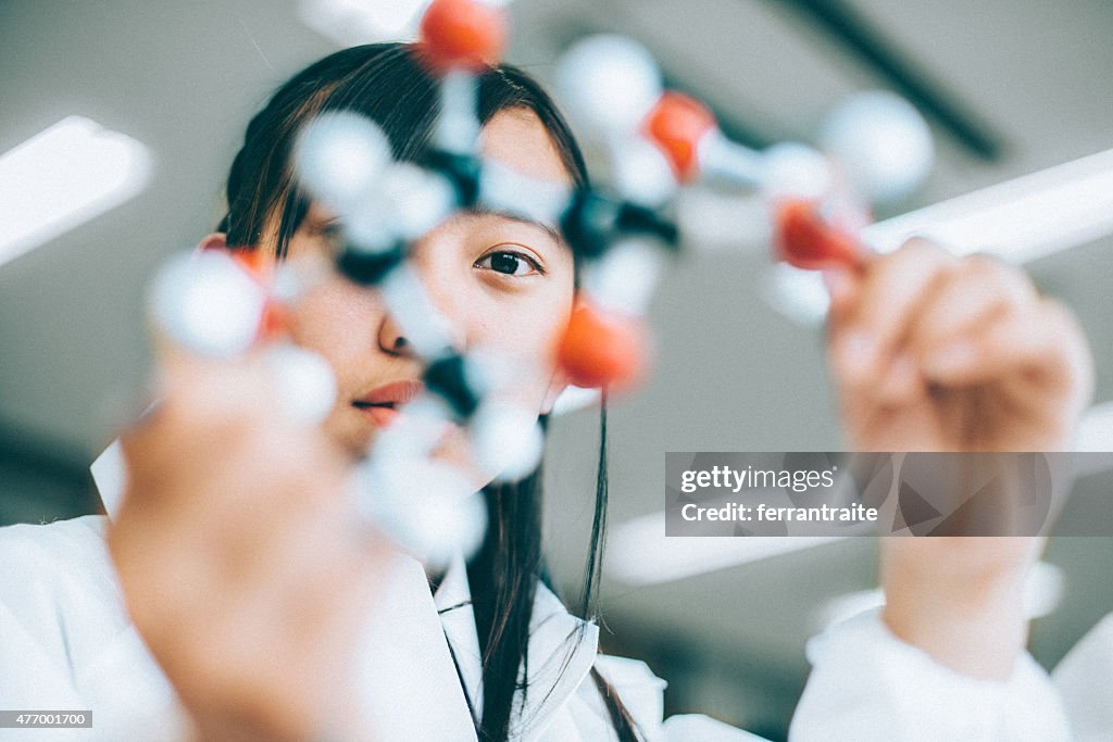 Teenage Student in Chemielabor