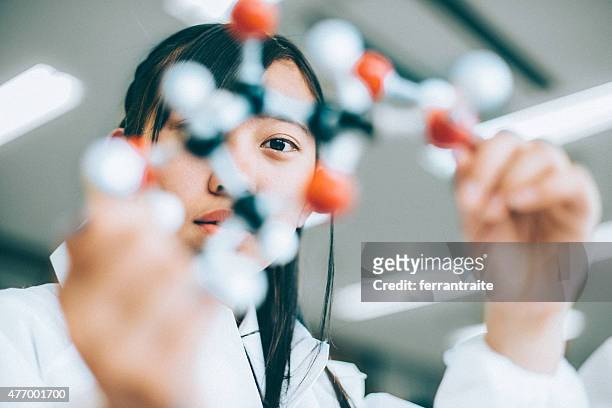 teenage student in chemistry lab - wetenschap stockfoto's en -beelden