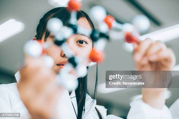 adolescente estudante no laboratório de química - estrutura molecular imagens e fotografias de stock