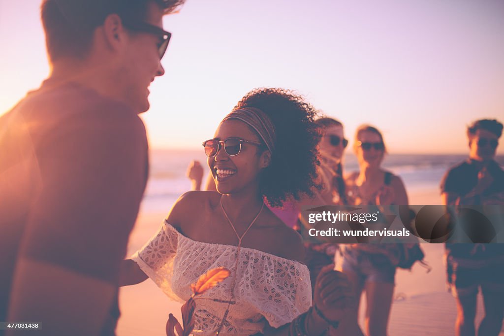 Afro Mädchen Tanzen mit Ihrem Freund auf einer sunset beachparty