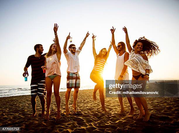 danser sur la plage - beach music festival photos et images de collection