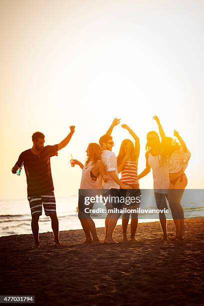 amis danser sur la plage - beach music festival photos et images de collection