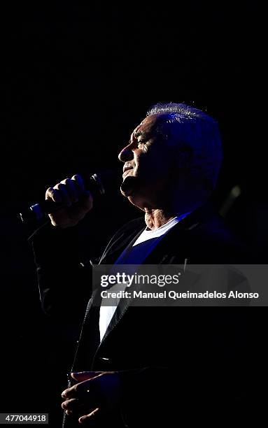 Neptuno Letras 51 Victor Manuel Canciones Photos & High Res Pictures - Getty Images