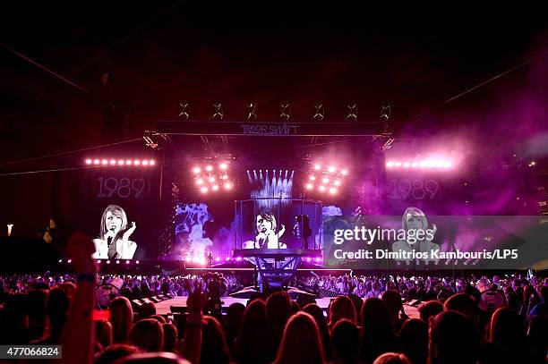 Taylor Swift performs onstage during The 1989 World Tour on June 13, 2015 at Lincoln Financial Field in Philadelphia, Pennsylvania.
