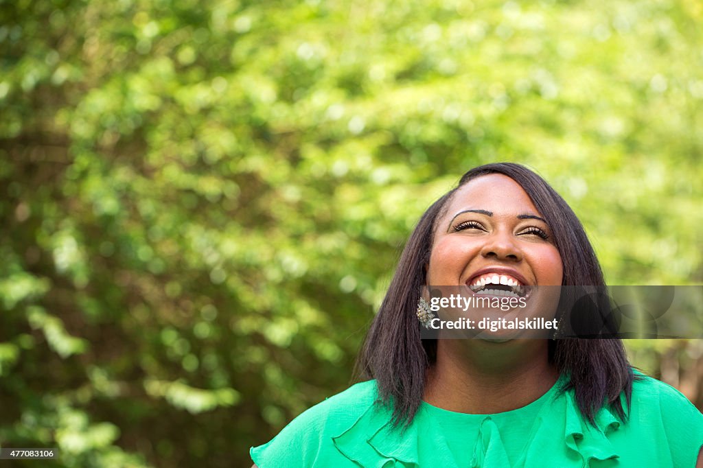 Mujer afroamericana feliz riendo