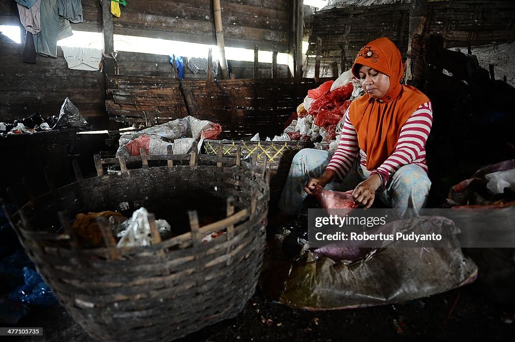 Indonesian Women Scavenge At A Landfill Site To Make A Living