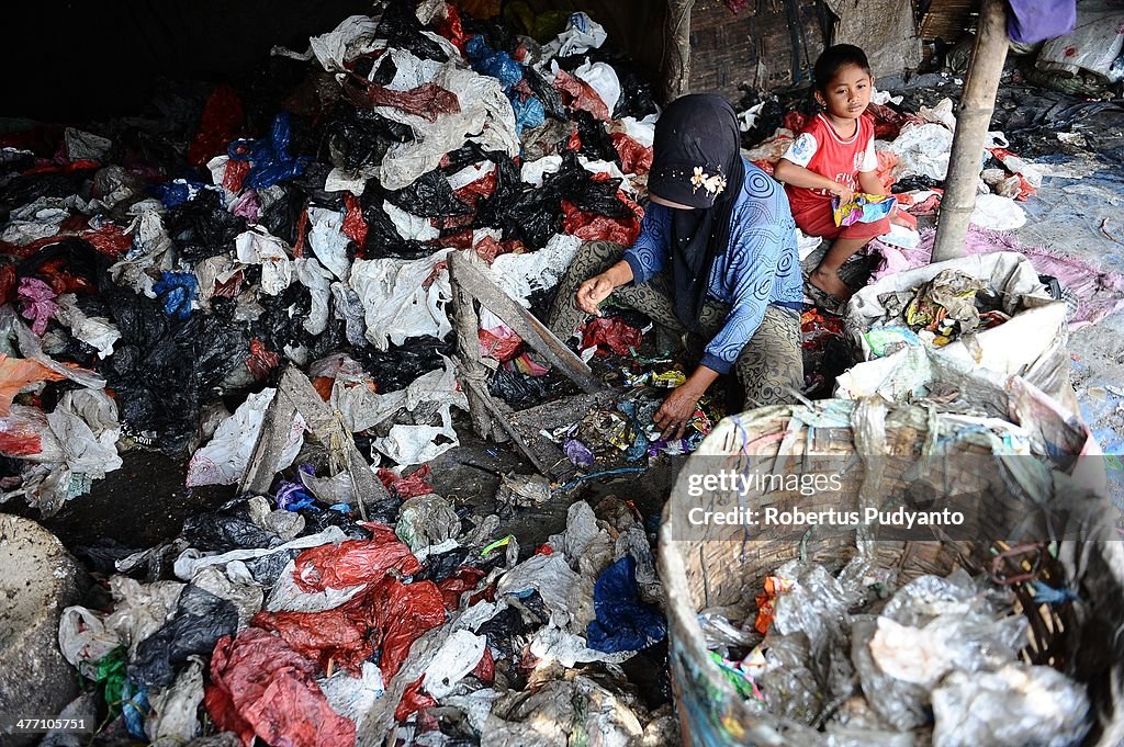 Indonesian Women Scavenge At A Landfill Site To Make A Living