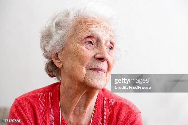 retrato de mulher idosa - demência imagens e fotografias de stock