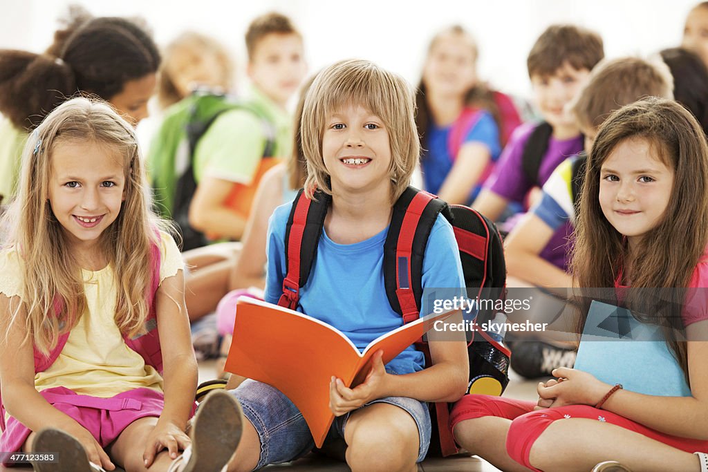 Sonriente de estudiantes elemental.