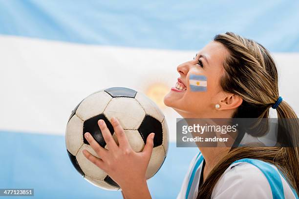 feliz ventilador de fútbol - futbol argentino fotografías e imágenes de stock