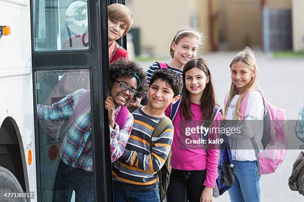 bambini salire su scuolabus - educazione secondaria di scuola media foto e immagini stock