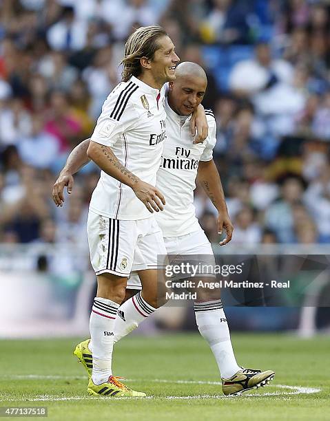 Michel Salgado of Real Madrid Leyendas embraces Roberto Carlos during the Corazon Classic charity match between Real Madrid Leyendas and Liverpool...