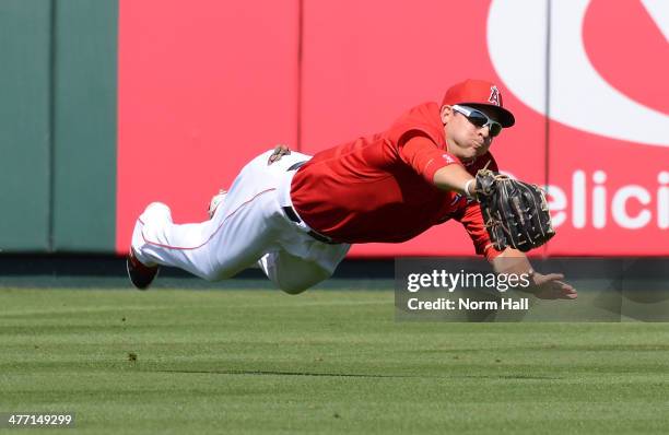Shuck of the Anaheim Angels makes a diving catch against the Chicago Cubs at Tempe Diablo Stadium on March 7, 2014 in Tempe, Arizona.