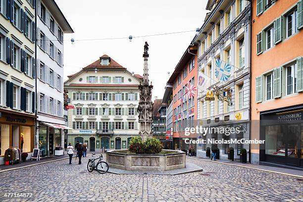 weinmarkt town square in luzerm svizzera autunno giorno - luzern foto e immagini stock