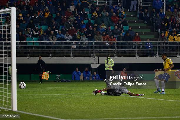 Douglas Costa of Brazil shoots to score during the 2015 Copa America Chile Group C match between Brazil and Peru at Municipal Bicentenario Germán...